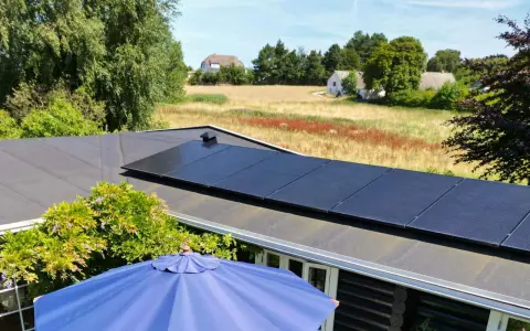Solceller på taket ger en bra investering. Titta på optimerare solceller pris för att se hur mycket du kan spara.