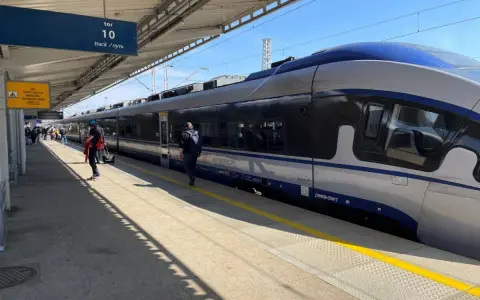 Pasażerowie czekają na peronie 10 na pociąg PKP Intercity w Bydgoszczy. Przyjazdy pociągów są zapowiadane.