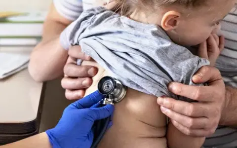 Jak długo trwa hospitalizacja niemowlaka z zapaleniem płuc?