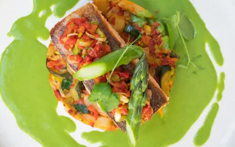 Délicieux poisson sur lit de légumes, nappé d'une sauce verte vibrante. Une des spécialités de Metz qui éveille les papilles.
