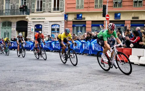 Radsport Paris-Nizza: Radfahrer im Rennen, Zuschauer jubeln am Straßenrand in Nizza.