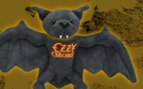 Pluszowy nietoperz z logo Ozzy Osbourne. Idealny dla fanów księcia ciemności.