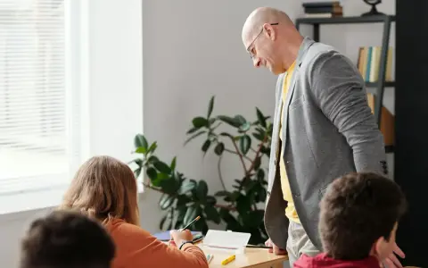Przeszukanie plecaka przez nauczyciela: Co wolno, a co nie? Prawa ucznia