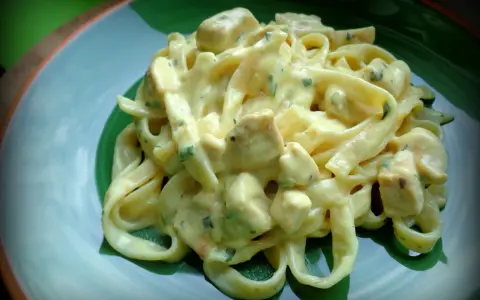 Spaghetti z serkiem topionym: Szybki przepis na kremowy obiad