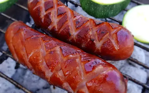 Kiełbasa z grilla? Daj jej drugie życie! Przepisy zero waste.