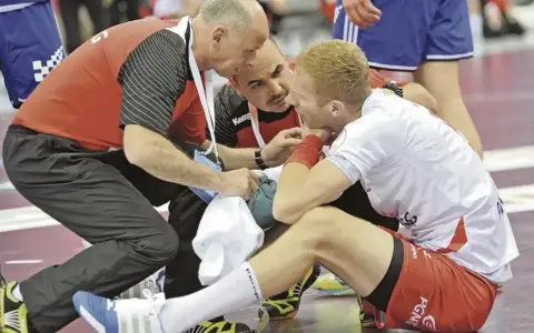 Sztab medyczny udziela pomocy zawodnikowi podczas meczu piłka ręczna Katowice.