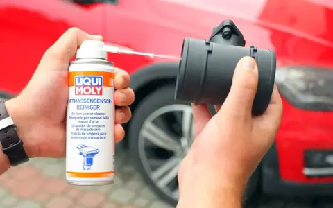 Czyszczenie przepływomierza. Spray Liqui Moly usuwa zanieczyszczenia, eliminując objawy awarii przepływomierza.