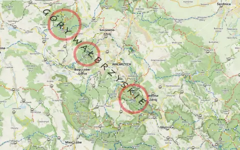 Mapa szlaków turystycznych w Górach Wałbrzyskich z zaznaczonymi szczytami i miejscowościami.