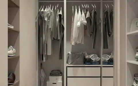 Un impecable fondo de armario mujer con ropa colgada y doblada, zapatos en estantes y accesorios organizados.