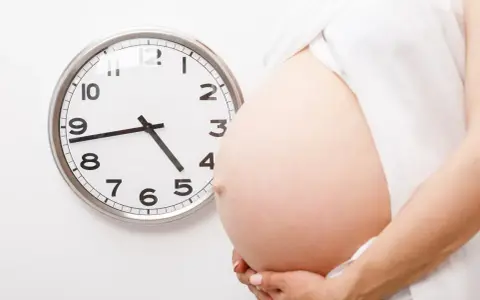 Zbliża się termin porodu. Zegar pokazuje 4:40. Czas na indukcja porodu.