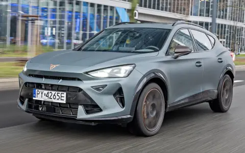 Szary Cupra Formentor na drodze, nowoczesny design, sportowe detale. Sprawdź aktualną cupra cena.