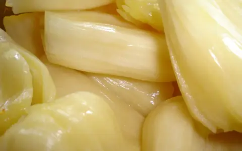 Mięsiste, żółtawe kawałki owocu jackfruit, często mylonego z czymś innym. To właśnie jackfruit, co to jest?