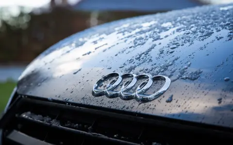 Krople wody na masce Audi. Zastanawiasz się, ile kosztuje lakierowanie auta po zimie?