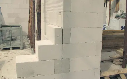 Budowa bloku z betonu komórkowego, widoczne wypełnienie dylatacji między budynkami.