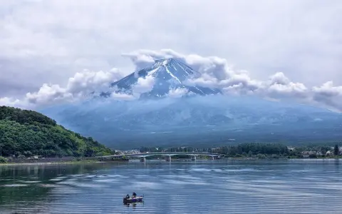Majestatyczny Fudżi wyłania się z chmur nad jeziorem. Zastanawiasz się, ile się leci do Japonii, by zobaczyć ten widok?