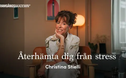 Christina Stielli, som lärt sig att hon är bra nog, ler och vilar hakan i handen. Hon sitter i en fåtölj och texten "Återhämta dig från stress" syns.