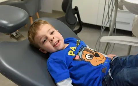 Kiedy z dzieckiem do dentysty? Uniknij próchnicy! Poradnik