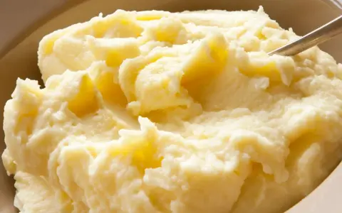 Puszyste, kremowe puree ziemniaczane, idealne do obiadu. Dowiedz się, jak zrobić puree, które zachwyci każdego!