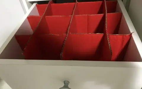 Schubladenteiler aus rotem Karton für Sockenaufbewahrung selber machen.