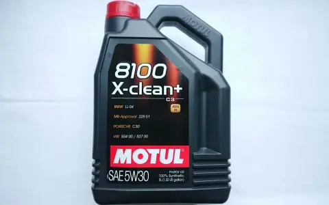 Czarna bańka oleju silnikowego Motul 8100 X-clean+ 5W30 SAE 5W30 5L.