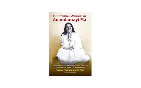Boken "The Eternal Wisdom of Anandamayi Ma" visar en kvinna i vita kläder, sittande och leende.