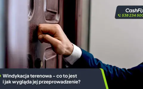 Dłoń puka do drzwi, symbolizując wizytę terenową w ramach windykacji. Logo CashFix i numer telefonu.