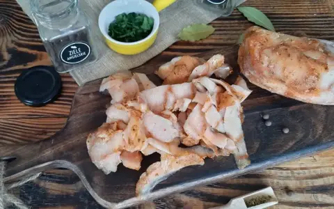 Pokrojony kebab z baraniny, przyprawiony i gotowy do podania. Obok miseczka z posiekaną natką, ziele angielskie i liście laurowe.
