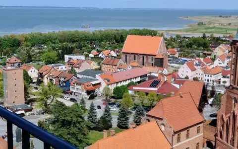 Widok na miasto z wieżą, kościołem i zatoką. Tolkmicko atrakcje zachęcają do zwiedzania urokliwego miasteczka nad Zalewem Wiślanym.
