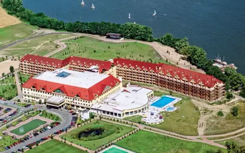 Hotel Gołębiowski w Mikołajkach z basenem i widokiem na jezioro. Sprawdź aktualny mikolajki golebiewski cennik.