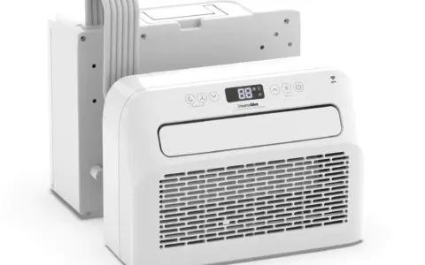Aire acondicionado portátil blanco con unidad exterior conectada por un tubo flexible. Todos los aires acondicionados portátiles tienen salida al exterior.