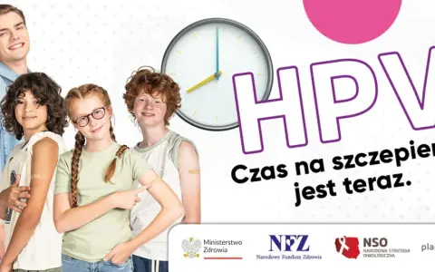 Grupa młodych ludzi z plastrami po szczepieniu. Hasło "Czas na szczepienie jest teraz" i logo HPV. To ważny krok w profilaktyce, jak szczepienie HPV ICD-10.