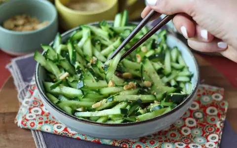 Ensalada de pepino crujiente con sésamo y cacahuetes, perfecta para tus recetas con pepino.