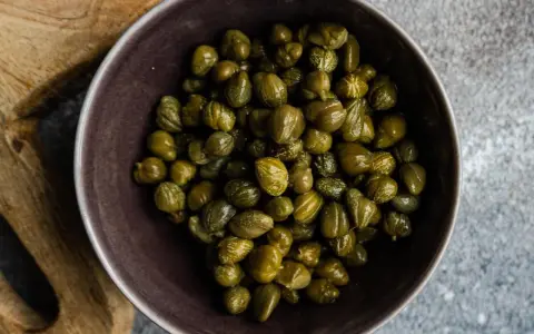 Eine Schüssel voller Kapern, bereit für ein köstliches Kapern Rezept.