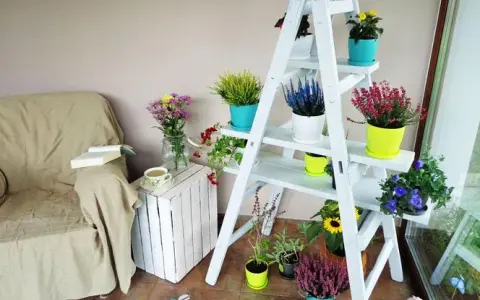 Kwietnik z drabiny: Jak krok po kroku stworzyć modną dekorację DIY?