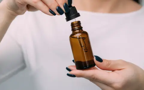Kiedy używać serum do twarzy? Jak stosować dla najlepszych efektów?