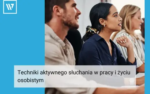 Ludzie uważnie słuchają podczas szkolenia. Dowiedz się, jak słuchać aktywnie w pracy i życiu osobistym.