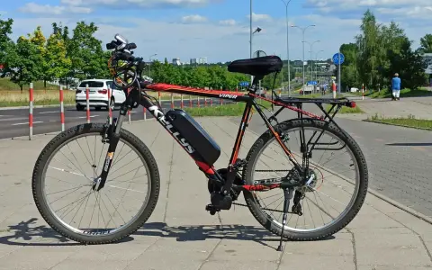 Przeróbka roweru na elektryczny: rower Kellys Viper z zamontowanym silnikiem i baterią, gotowy do jazdy po mieście.