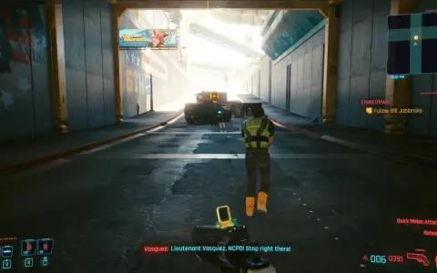 En este mundo cyberpunk, necesito respirar. Un oficial de policía detiene a alguien en un túnel.