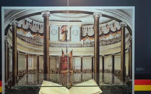 Blick in die Paulskirche, wo 1849 die Paulskirchenverfassung verabschiedet wurde. Viele Menschen verfolgen die Debatten.