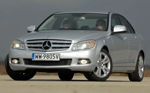 Srebrny Mercedes W204 z dwoma mężczyznami w środku. Zastanawiasz się, jaki silnik ma ten model?