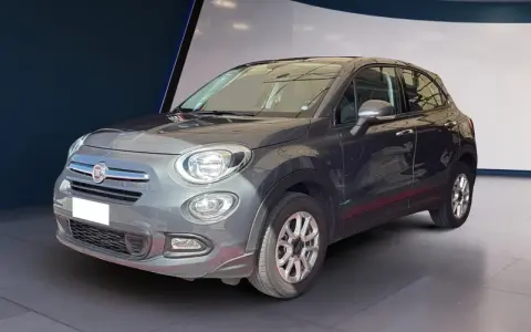 Fiat 500X grigia in esposizione. Controlla la pressione pneumatici per una guida sicura.