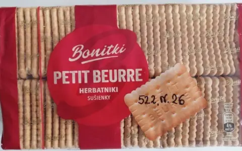 Opakowanie ciastek Bonitki Petit Beurre. Na jednym z ciastek widoczny napis "522, nr. 26".