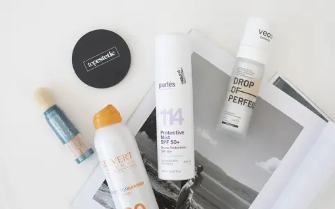Kosmetyki do ochrony przeciwsłonecznej: spray, mgiełka i puder. Idealne do reaplikacji SPF w ciągu dnia.