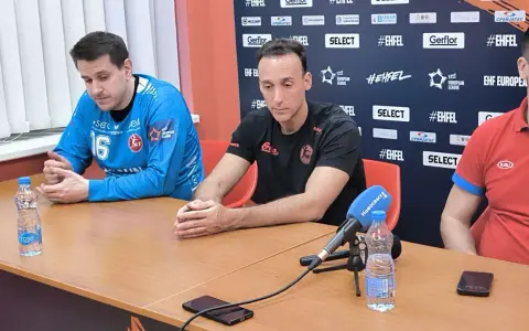 Roberto Garcia i jego koledzy siedzą przy stole, gotowi do konferencji prasowej.