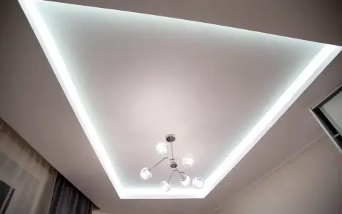 Nowoczesny sufit napinany z podświetleniem LED i designerską lampą. Sprawdź, jaka jest sufity napinane cena.