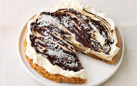Leckere glutenfreie Torte mit Kokosraspeln und Schokoladensauce. Ein Traum für jeden Anlass!