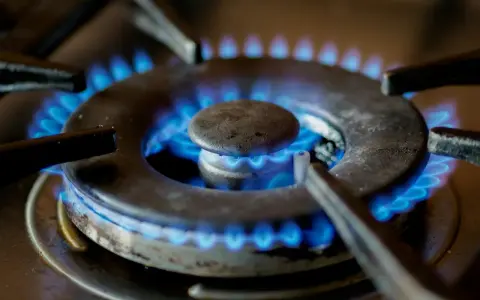 Blå gaslågor från en gasolspis. Tänk på hur mycket gasol som går åt vid grillning för att få en uppfattning om förbrukningen.