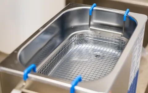 Edelstahl-Ultraschallreiniger mit Einsatzkorb. Ideal, um Schmuck, Brillen oder empfindliche Kleinteile gründlich zu reinigen.