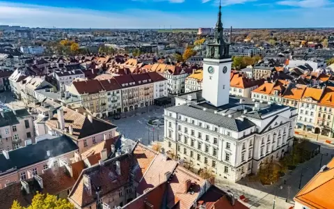 Widok na rynek z ratuszem i wieżą zegarową w Kaliszu, najstarszym mieście w Polsce.