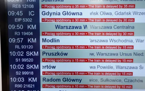 Tablica z rozkładem jazdy pociągów, pokazująca opóźnienia.